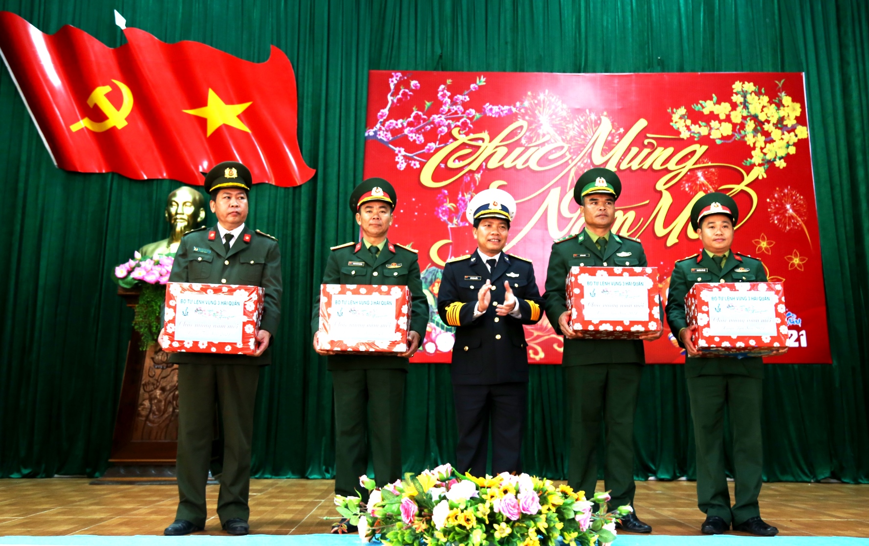 Vùng 3 Hải quân thăm, chúc Tết quân dân huyện đảo Cồn Cỏ và Lý Sơn